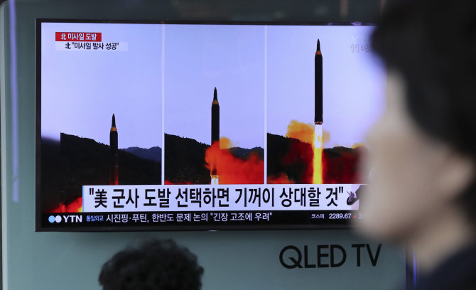 „Scanpix“/AP nuotr./Paleista nauja „žemė-žemė“ tipo vidutinio nuotolio strateginė balistinė raketa „Hwasong 12“