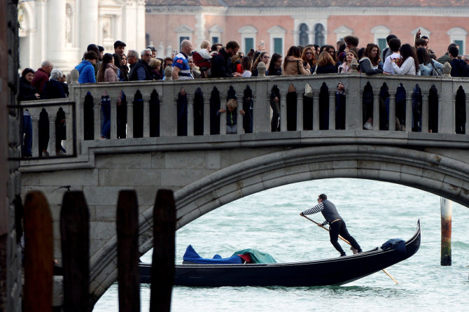 „Reuters“/„Scanpix“ nuotr./Turistai Venecijoje
