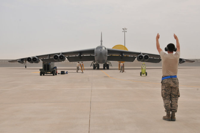 „Reuters“/„Scanpix“ nuotr./JAV bombonešis B-52 bazėje Katare