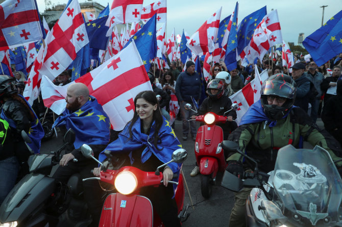 „Reuters“/„Scanpix“ nuotr./Sakartvele tūkstančiai žmonių surengė eitynes už Europą.