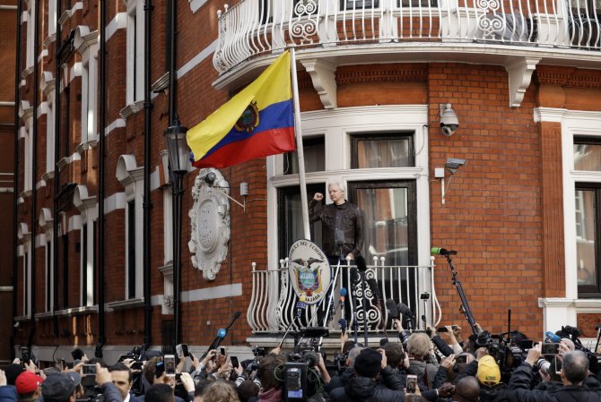 „Scanpix“/AP nuotr./Julianas Assange'as Ekvadoro ambasadoje Londone