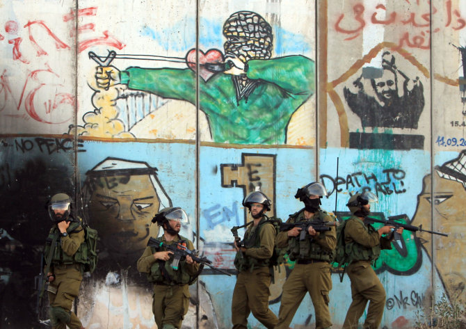 AFP/„Scanpix“ nuotr./Izraelį ir Palestiną skirianti siena