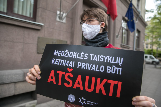 Juliaus Kalinsko / 15min nuotr./Protestas dėl sprendimo leisti medžioti su lankais