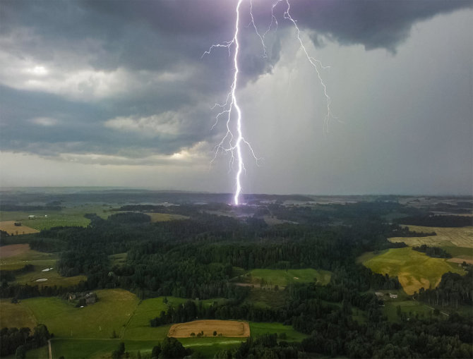 Orų entuziastai grupės nuotr./Žaibas