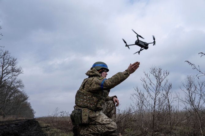 „AP“/„Scanpix“/Ukrainos karys leidžia droną prie fronto linijos