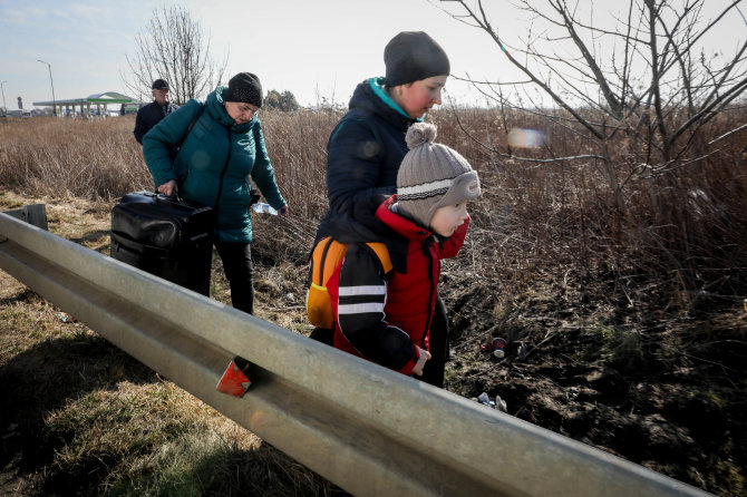 Vidmanto Balkūno / 15min nuotr./Nuo karo bėgantys ukrainiečiai stovi spūstyse link Lenkijos sienos 