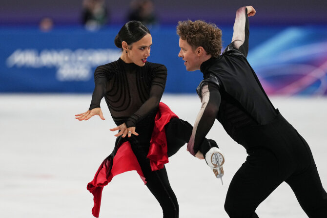 „Scanpix“/AP nuotr./Madison Chock ir Evanas Batesas pelnė sidabrą