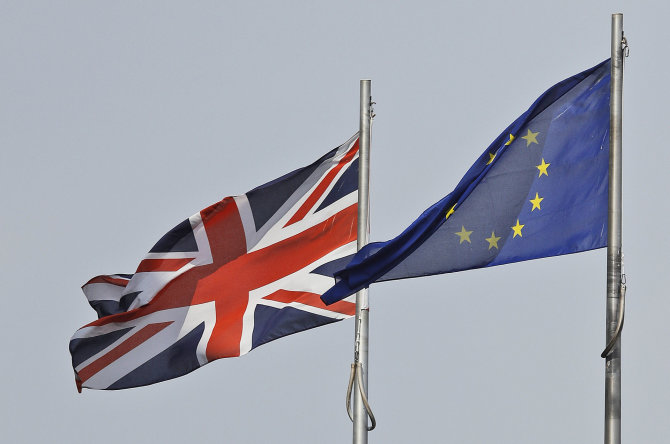 „Scanpix“/AP nuotr./Didžiosios Britanijos ir Europos Sąjungos vėliavos