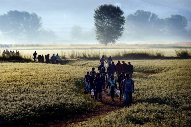 AFP/„Scanpix“ nuotr./Migrantai kerta Graikijos sieną su Makedonija