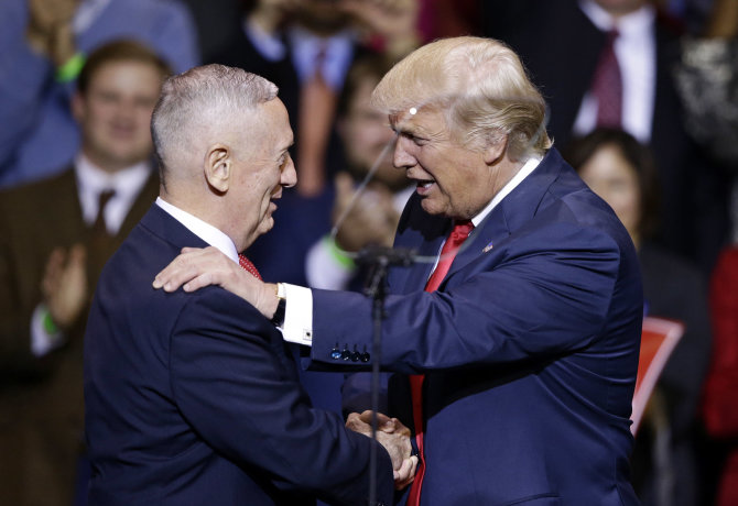 „Scanpix“/AP nuotr./Jamesas Mattisas (kairėje) ir Donaldas Trumpas