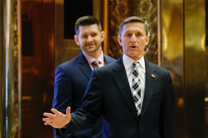 AFP/„Scanpix“ nuotr./Michaelas Flynnas su sūnumi „Trump Tower“