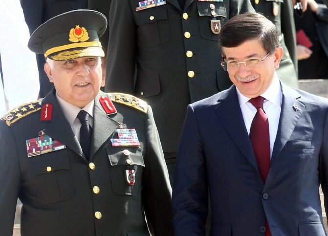 AFP/„Scanpix“ nuotr./Generolas Necdetas Ozelas ir Turkijos premjeras Ahmetas Davutoglu