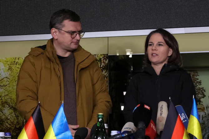 „Reuters“/„Scanpix“ nuotr./Dmytro Kuleba ir Annalena Baerbock