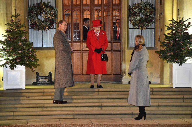 AFP/„Scanpix“ nuotr./Elizabeth II su princu Edwardu ir jo žmona Sophie