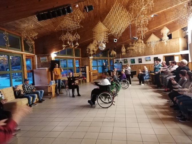 Asmeninė nuotr./Kėdainių rajono paraplegikų asociacijos nariai mokosi šokti