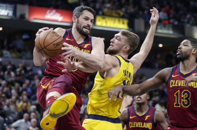 „Scanpix“/AP nuotr./Domantas Sabonis ir Kevinas Love'as. „Indiana Pacers“ namie pranoko „Cleveland Cavaliers“ klubą.