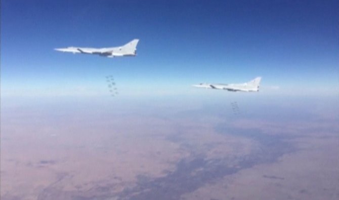 „Reuters“/„Scanpix“ nuotr./Rusijos karo lėktuvai meta bombas virš taikinių Sirijoje