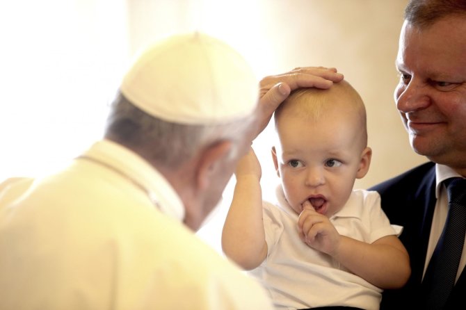 „Scanpix“/„PA Wire“/„Press Association Images“ nuotr./Popiežius Pranciškus su Sauliumi Skverneliu ir jo sūnumi Tadu