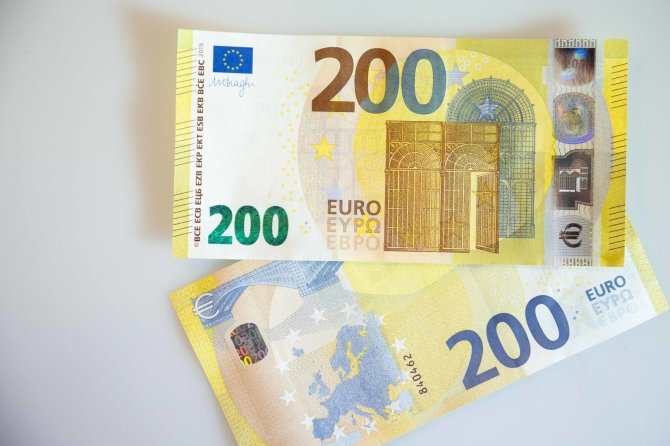 Žygimanto Gedvilos / 15min nuotr./Pristatyti naujosios serijos „Europa“ 100 ir 200 eurų banknotai