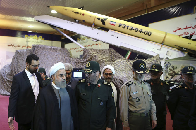 AFP/„Scanpix“ nuotr./Iranas pademonstravo naują mažo nuotolio balistinę raketą