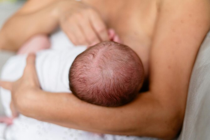 Pexels nuotr./Mama ir naujagimis