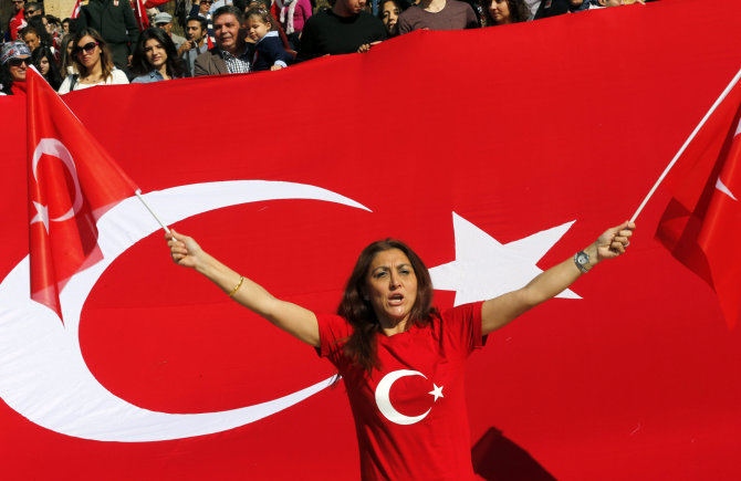 „Reuters“/„Scanpix“ nuotr./Turkė mojuoja Turkijos nacionalinėmis vėliavomis Ankaroje