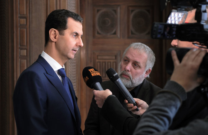 AFP/„Scanpix“ nuotr./B.al Assadas duoda interviu žurnalistams iš Belgijos.