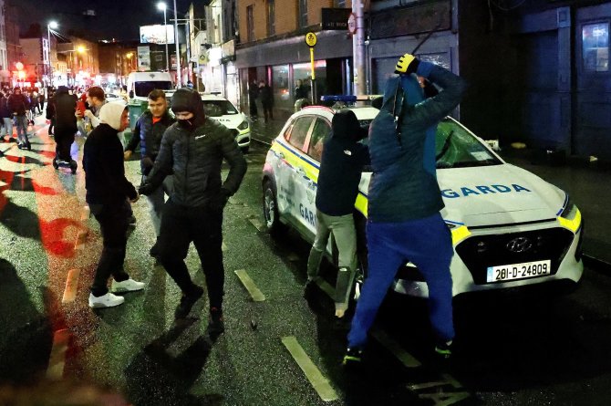 „Reuters“/„Scanpix“ nuotr./Chaosas Dubline: po išpuolio peiliu prie mokyklos prasidėjo smurtas