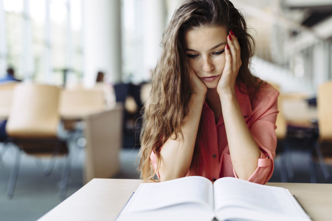 Studentė bibliotekoje/ 123rf nuotr.