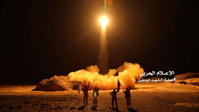 „Reuters“/„Scanpix“ nuotr./Husių paleista balistinė raketa