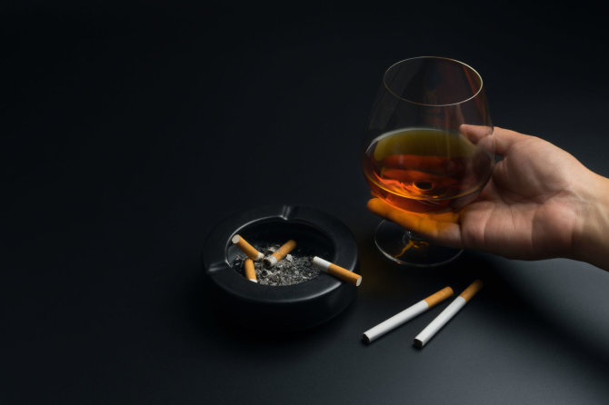 123RF.com nuotr./Rūkymas ir alkoholis