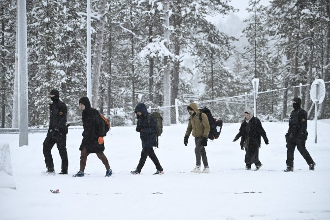 „Scanpix“/„SIPA“ nuotr./Migrantai prie Suomijos sienos