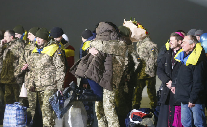 „Scanpix“/AP nuotr./Į Ukrainą sugrįžę politiniai kaliniai