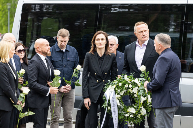 Pauliaus Peleckio / BNS nuotr./Visagine atsisveikinama su Jevgenijumi Šuklinu