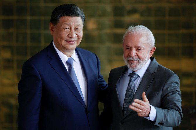 „Reuters“/„Scanpix“ nuotr./Brazilijos prezidentas Luizas Inacio Lula da Silva (dešinėje) su Kinijos kolega  Xi Jinpingu