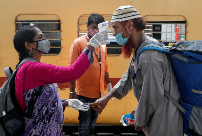 „Reuters“/„Scanpix“ nuotr./Mumbajus per pandemiją