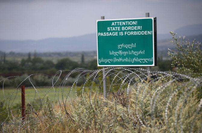 „Reuters“/„Scanpix“ nuotr./Rusijos kariai vis pastumia Pietų Osetijos sienos su Gruzija riboženklį į šios šalies gilumą
