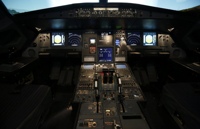 „Reuters“/„Scanpix“ nuotr./„Airbus“ skrydžio simuliatoriuje