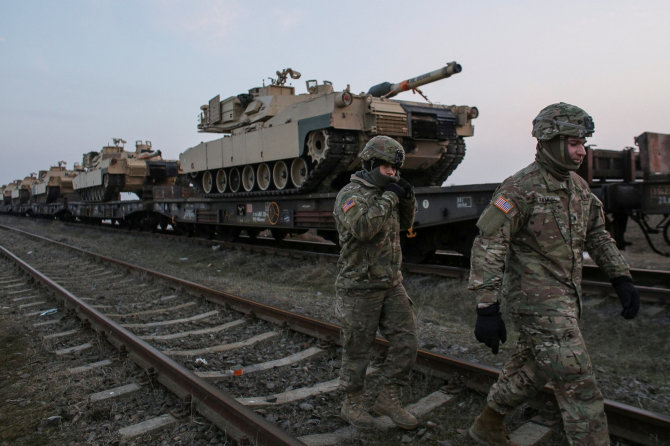 AFP/„Scanpix“ nuotr./JAV kariai prie „M1 Abrams“ tankų 