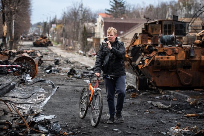 ZUMAPRESS / Scanpix nuotr./Ukrainiečiai grįžta į rusų karių suniokotas vietoves