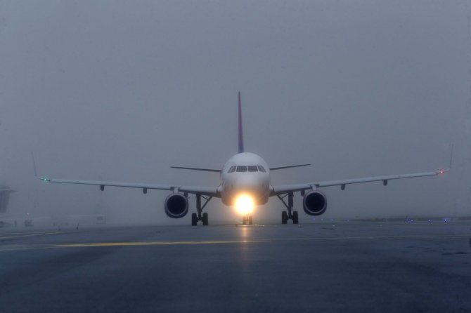 „Reuters“/„Scanpix“ nuotr./Keleivinis lėktuvas Rygos oro uoste
