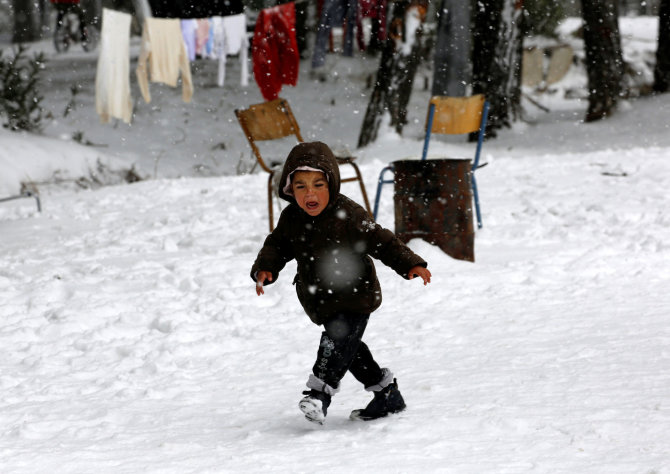 Scanpix/REUTERS/Pabėgėlių vaikas Graikijos stovykloje 