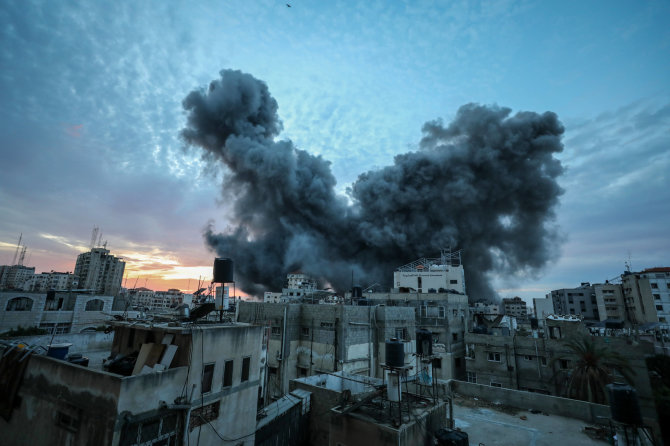 „Reuters“/„Scanpix“ nuotr./Gazos ruože Izraelis susprogdino pastatus