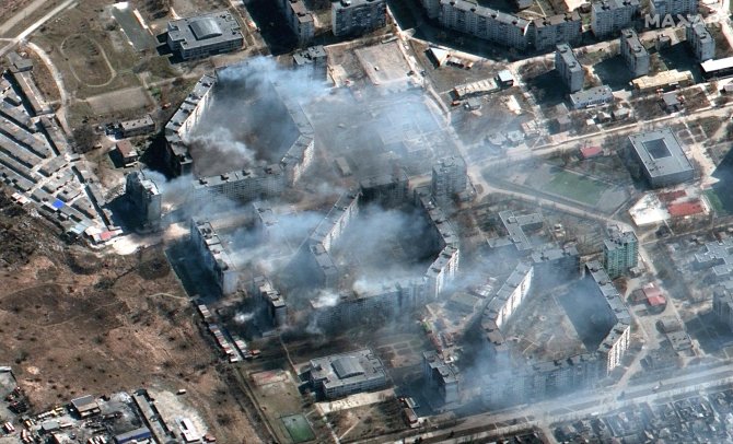 AFP/„Scanpix“ nuotr./Degantys namai Mariupolyje