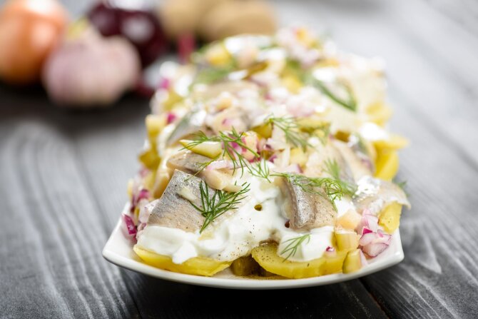 Shutterstock nuotr./Šventinės silkės salotos