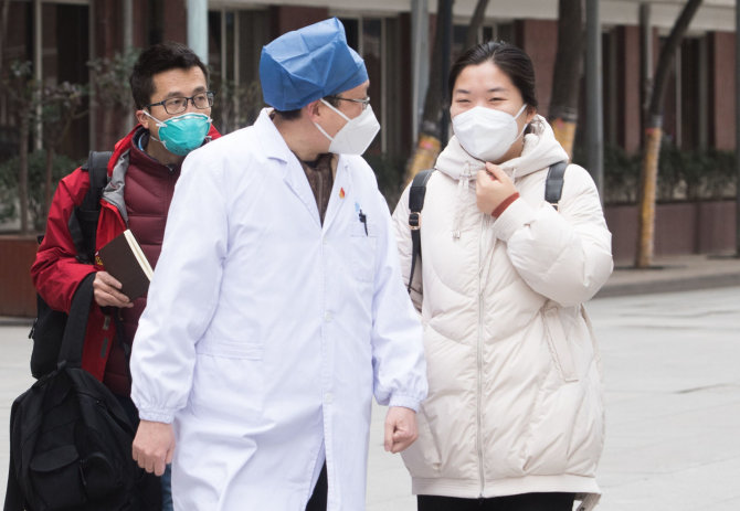 „Scanpix“/„SIPA“ nuotr./Kinijoje auga koronaviruso aukų skaičius