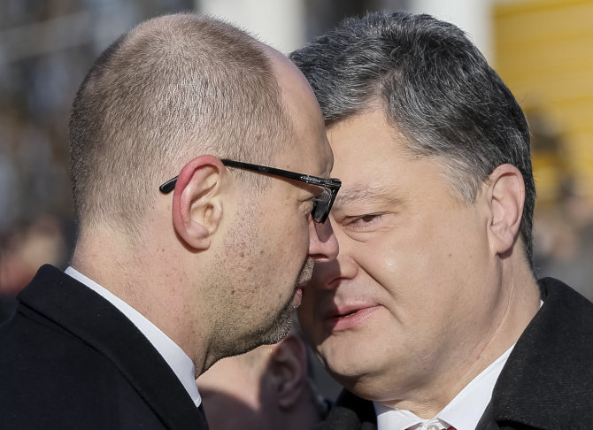 „Reuters“/„Scanpix“ nuotr./Arsenijus Jaceniukas ir Petro Porošenka