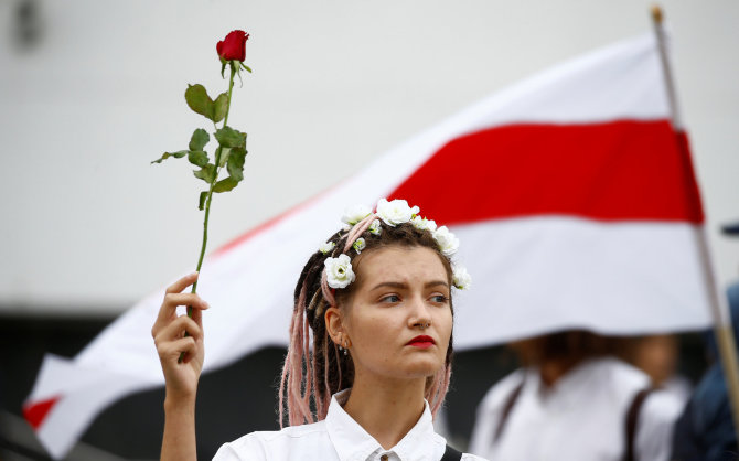 „Reuters“/„Scanpix“ nuotr./Minske tęsiasi protestai – moterys stojo į „Baltą grandinę“