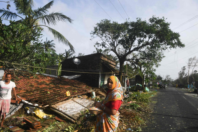 AFP/„Scanpix“ nuotr./Dėl ciklono Bangladeše evakuojami žmonės