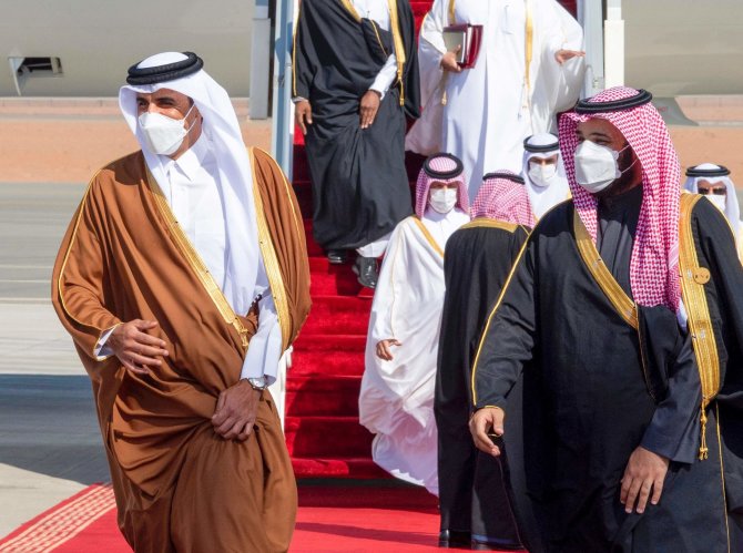 AFP/„Scanpix“ nuotr./Kataro emyras šeichas Tamimas bin Hamadas al Thani ir Saudo Arabijos karališkasis princas Mohammedas bin Salmanas